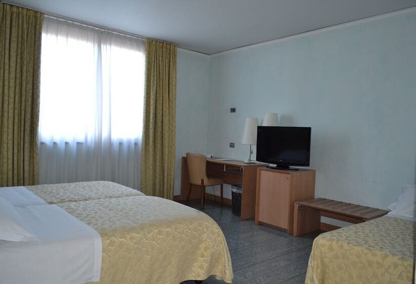 اتاق استاندارد چهار تخته, Marina Palace Hotel & Congress Hall