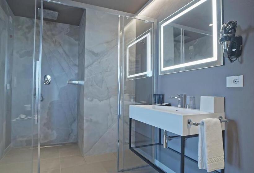 Suite with lake view, Cristal