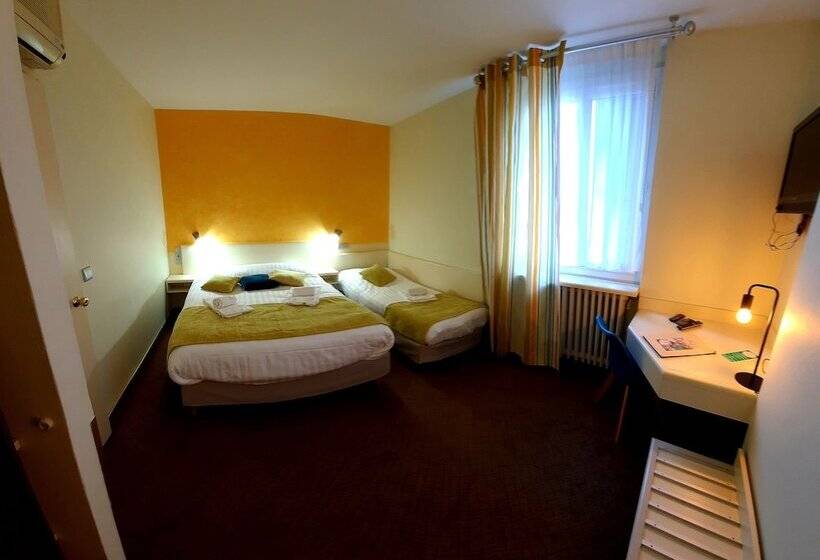 اتاق استاندارد سه نفره, Logis Hôtels   Hôtel Et Restaurant Le Lion D Or
