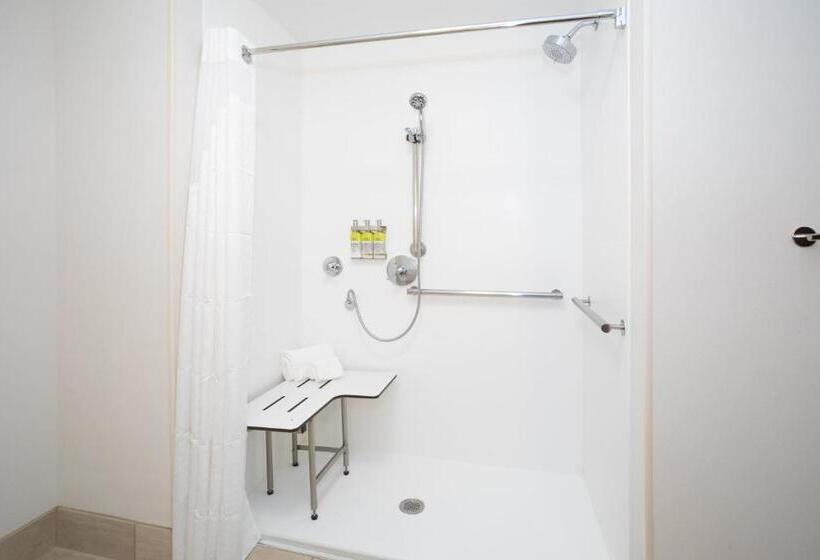 适合残疾人士使用的带超级大床的标准间, Holiday Inn Express & Suites   Goodland I 70, An Ihg