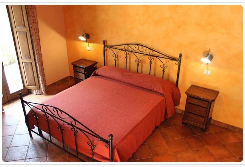 اتاق استاندارد چهارنفره با چشم‌انداز باغ, Agriturismo Aurea