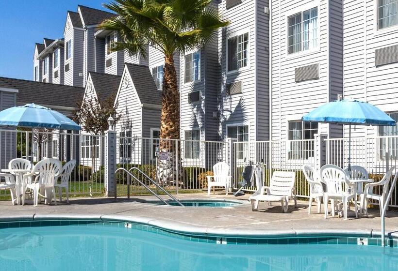 스위트, Microtel Inn & Suites Modesto
