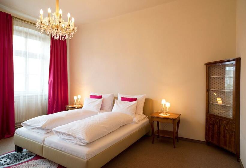 اتاق استاندارد با سرویس بهداشتی مشترک, Fink Low Budget Rooms