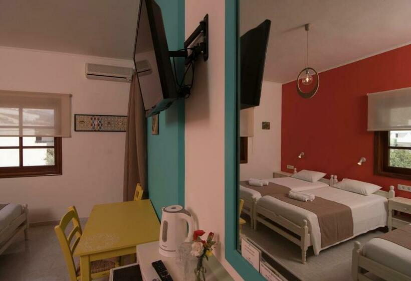 Трехместный Номер Стандарт с Балконом, Niki Rooms