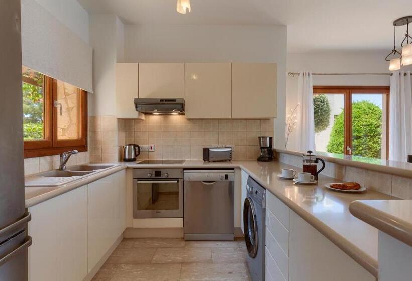 Вилла 3 Спальни с Бассейном, Aphrodite Hills Rentals   Junior Villas
