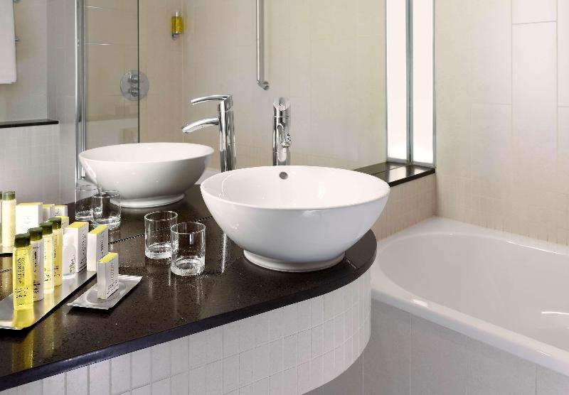 Вилла 3 Спальни с Бассейном, Aphrodite Hills Rentals   Junior Villas
