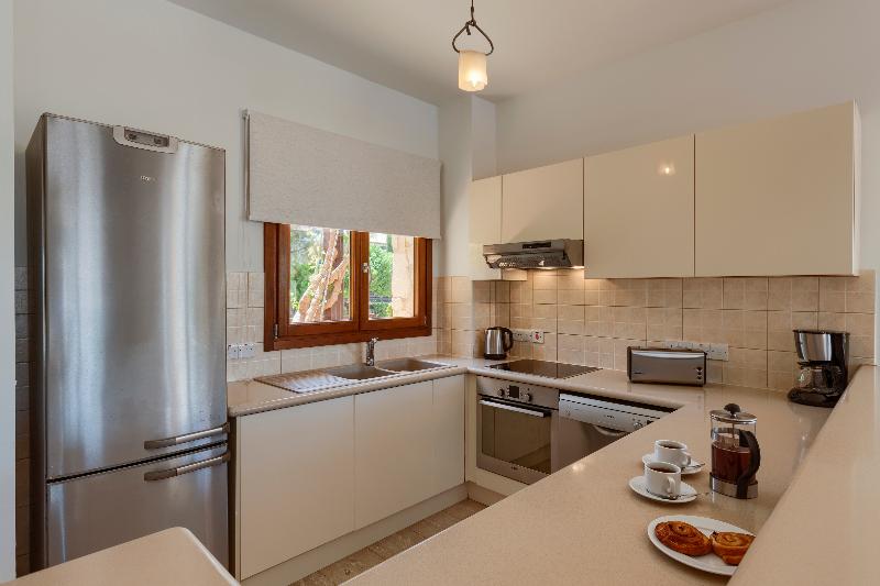 Вилла 3 Спальни с Бассейном, Aphrodite Hills Rentals   Junior Villas