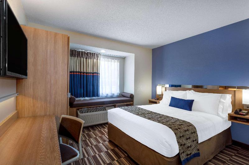 带大床的标准间, Microtel Inn & Suites By Wyndham Burlington