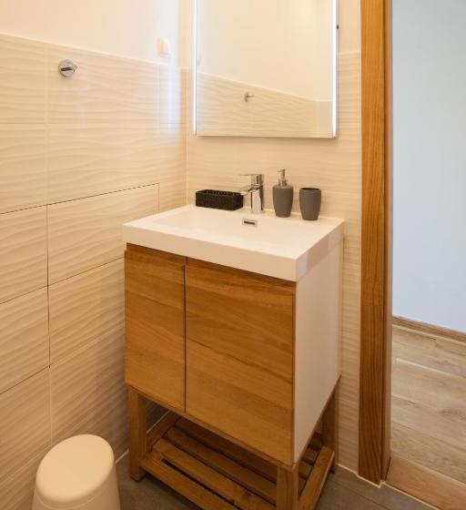 스탠다드 스튜디오, Bella Vista Suites