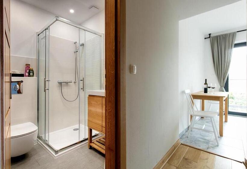 스탠다드 스튜디오, Bella Vista Suites