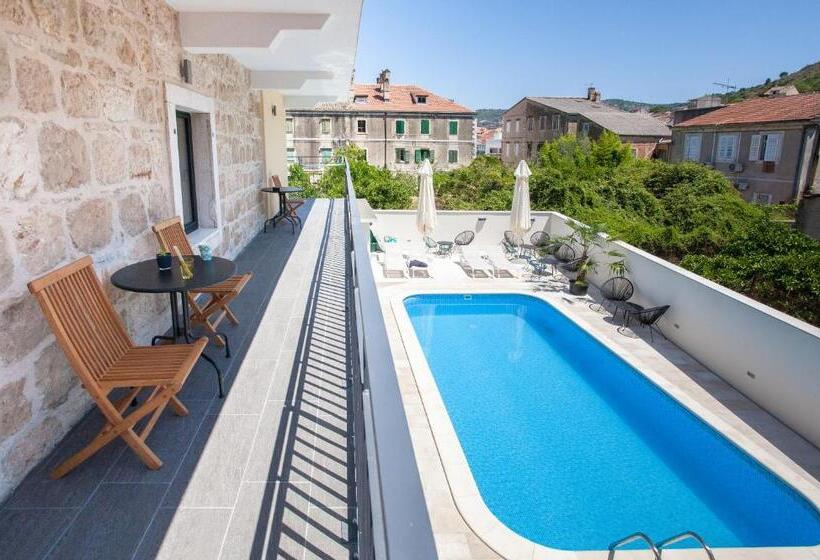 스탠다드 스튜디오 풀장 전망, Bella Vista Suites