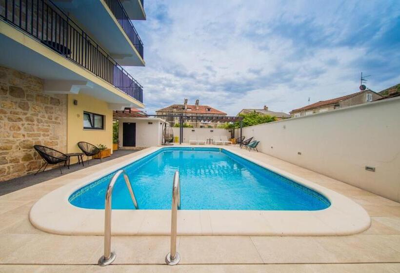 스탠다드 스튜디오 풀장 전망, Bella Vista Suites