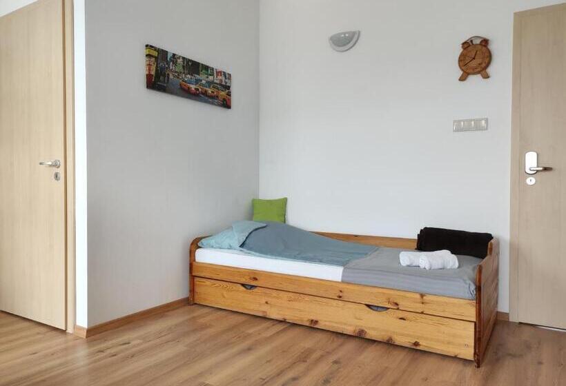 四人标准间, Szilas Park Motel