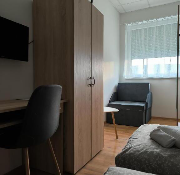 标准三人间, Szilas Park Motel