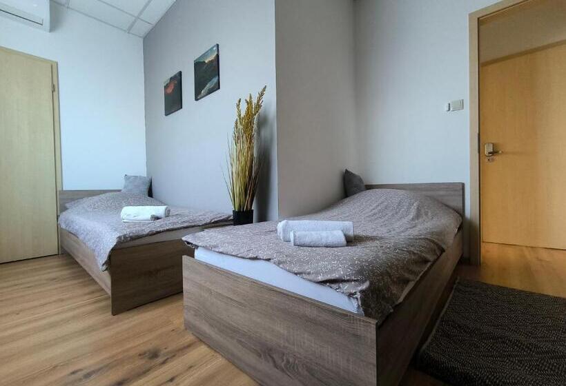 家庭间, Szilas Park Motel