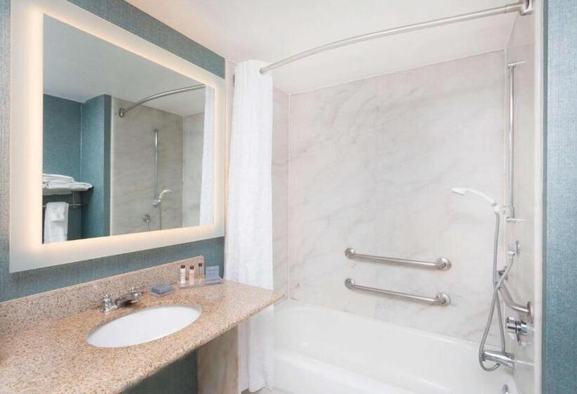 Номер Стандарт Кровать Кинг Адаптированный для Инвалидов, Wingate By Wyndham   Orlando International Airport  Free Hot Breakfast