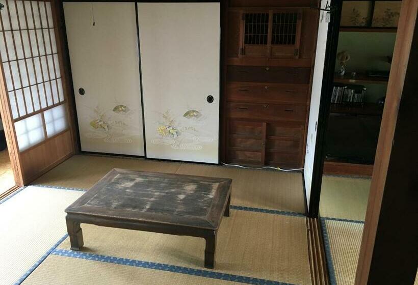 تختخواب در اتاق مشترک, Ioki Station Guest House