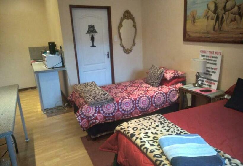 Семейный Номер Вид на Сад, Schweizer Guesthouse