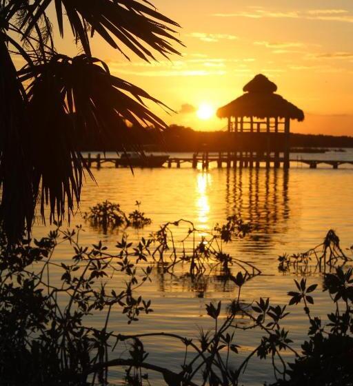اتاق لوکس, The Crimson Orchid Inn At Orchid Bay