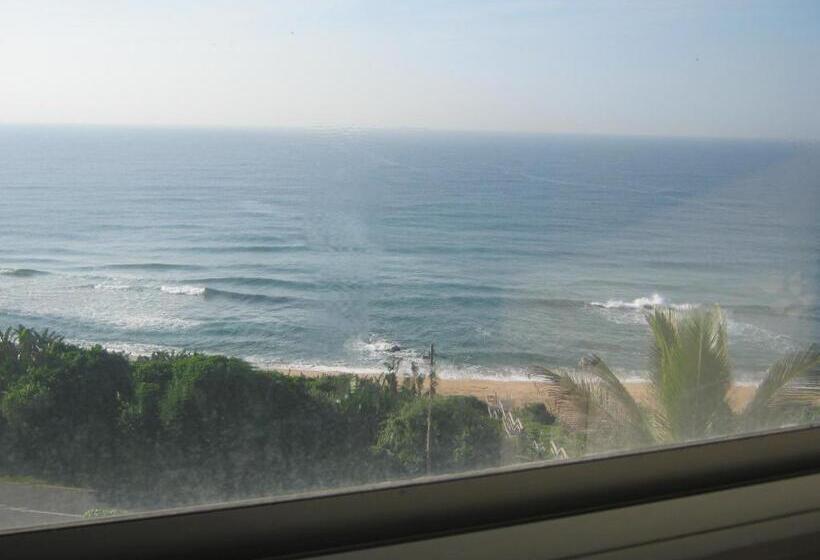 اتاق خانوادگی, La Mercy Beach