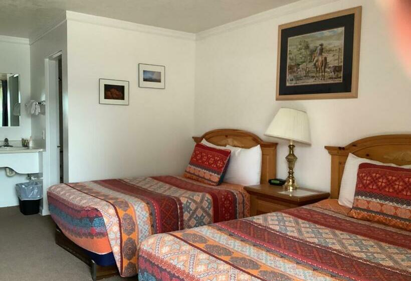 带2个双人床的标准工作室, Independence Courthouse Motel