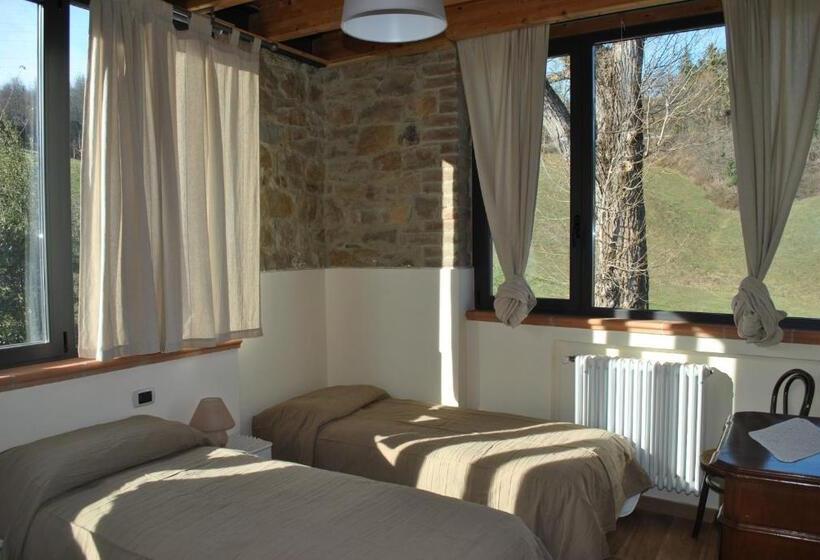 庭の見えるスタンダードトリプルルーム, Agriturismo Petrarosa