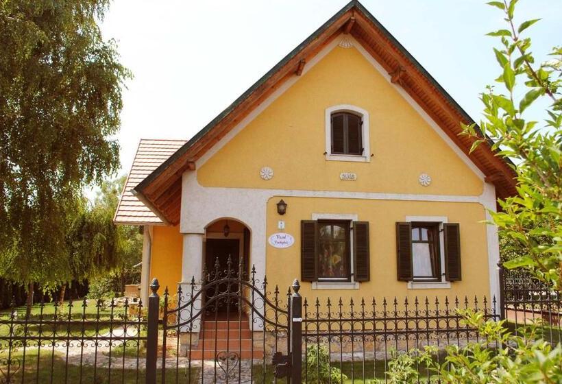 Номер Стандарт Вид на Сад, Vazul Vendégház