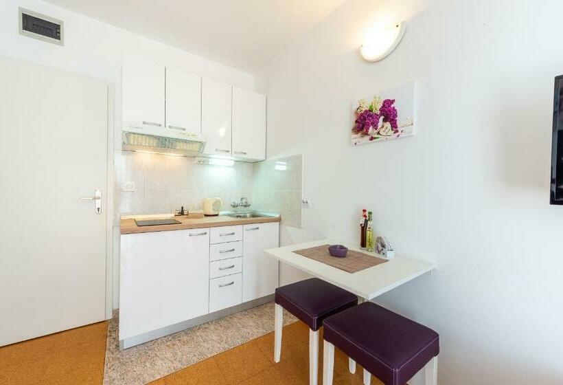 Студио Базик, Cina Apartments