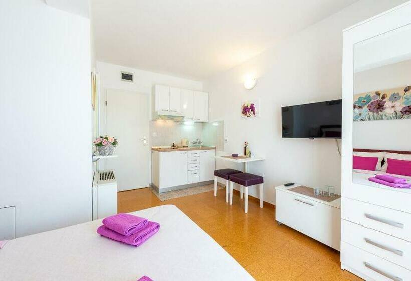 Студио Базик, Cina Apartments