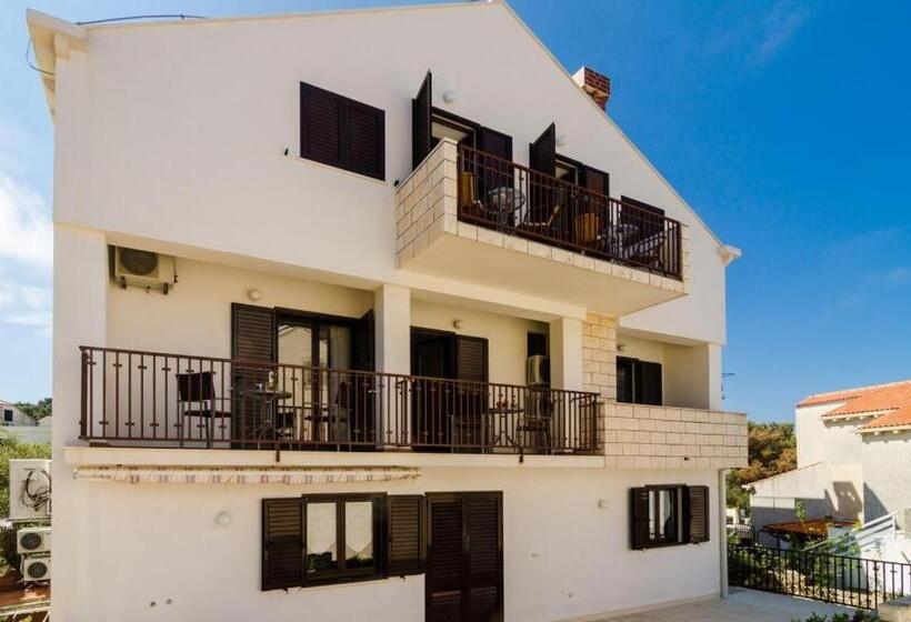 Студио Стандарт Вид на Сад, Cina Apartments