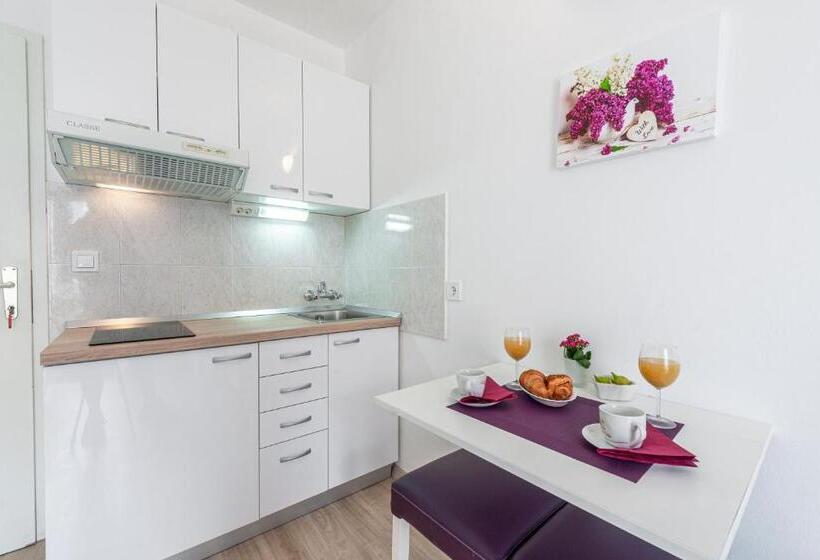 Студио Базик, Cina Apartments
