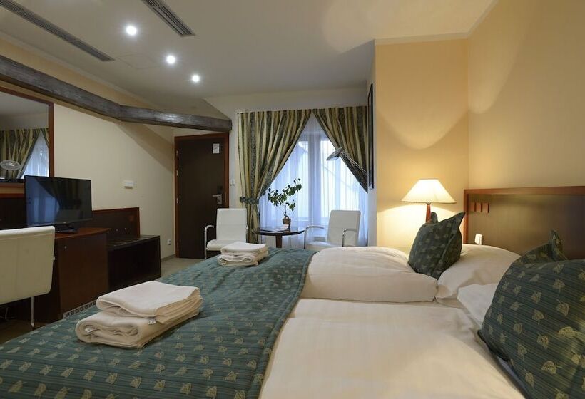Deluxe Room, Grand