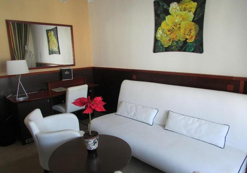 Deluxe Room, Grand