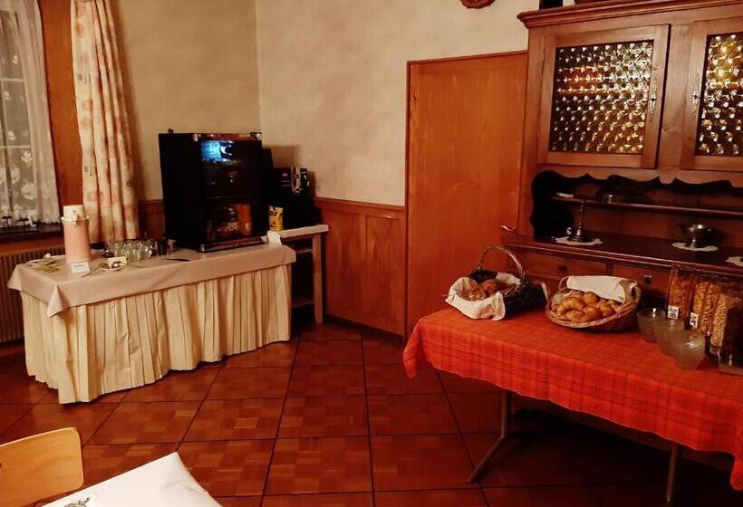 家庭间, La Caquerelle