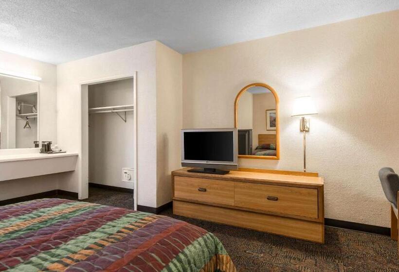 キングサイズベッドのスタンダードルーム, Rodeway Inn & Suites