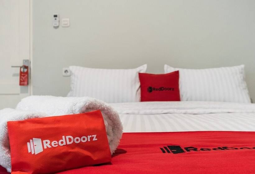 Номер Стандарт, Reddoorz Plus Near Rs Usu Medan 2