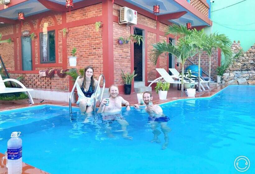 اتاق استاندارد با چشم‌انداز استخر, Vu S Homestay