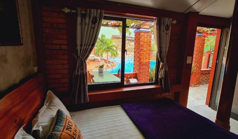 اتاق استاندارد با چشم‌انداز استخر, Vu S Homestay