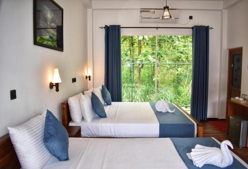 اتاق لوکس سه تخته, Forest Edge Safari Villa