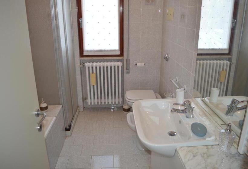 اتاق لوکس با چشم‌انداز استخر, The Swan B&b
