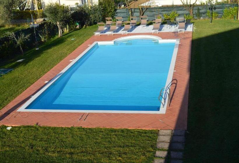 اتاق لوکس با چشم‌انداز استخر, The Swan B&b