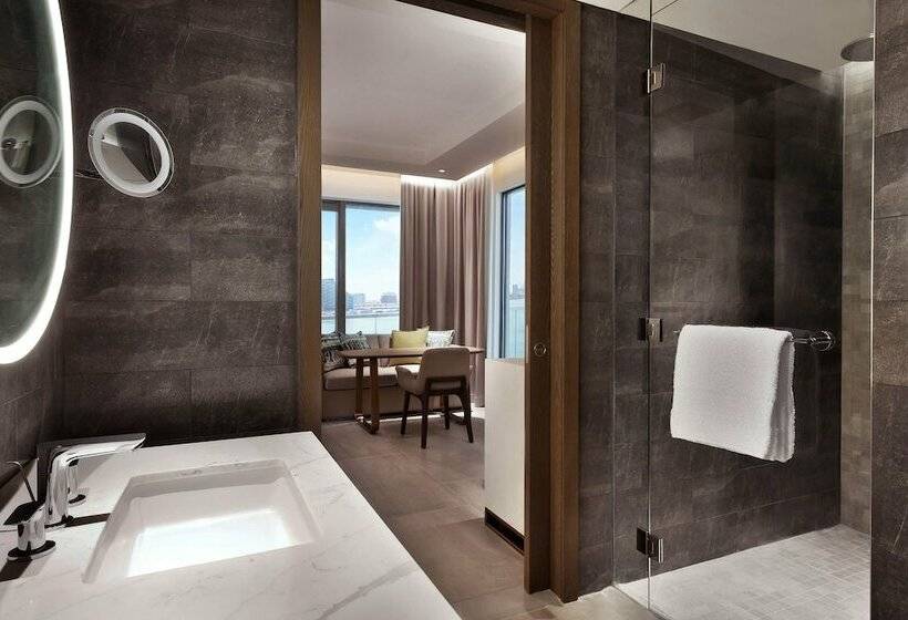 Номер Deluxe Вид на Бассейн, Hilton Abu Dhabi Yas Island
