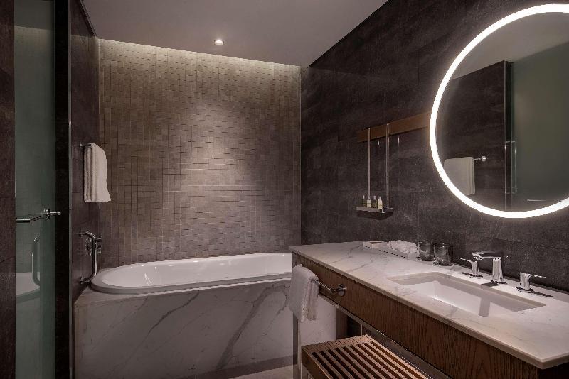 Номер Deluxe Вид на Бассейн, Hilton Abu Dhabi Yas Island