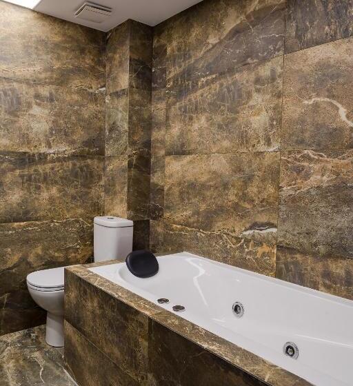 اتاق لوکس با وان آب گرم, Tsarevets Design And Spa