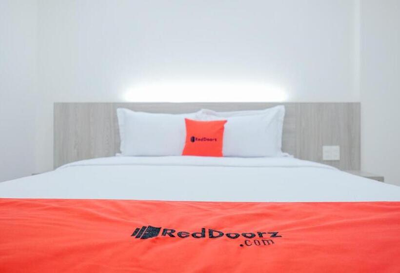 Номер Deluxe, Reddoorz Plus @ Jalan Juanda Medan