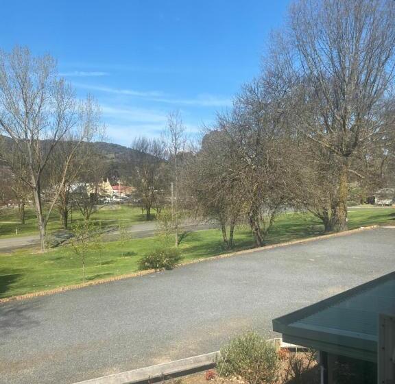Трехместный Номер Superior, Tumbarumba Motel & Elms Restaurant