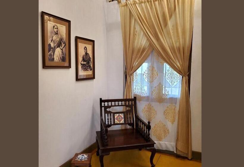 اتاق لوکس با بالکن, Kariappa House