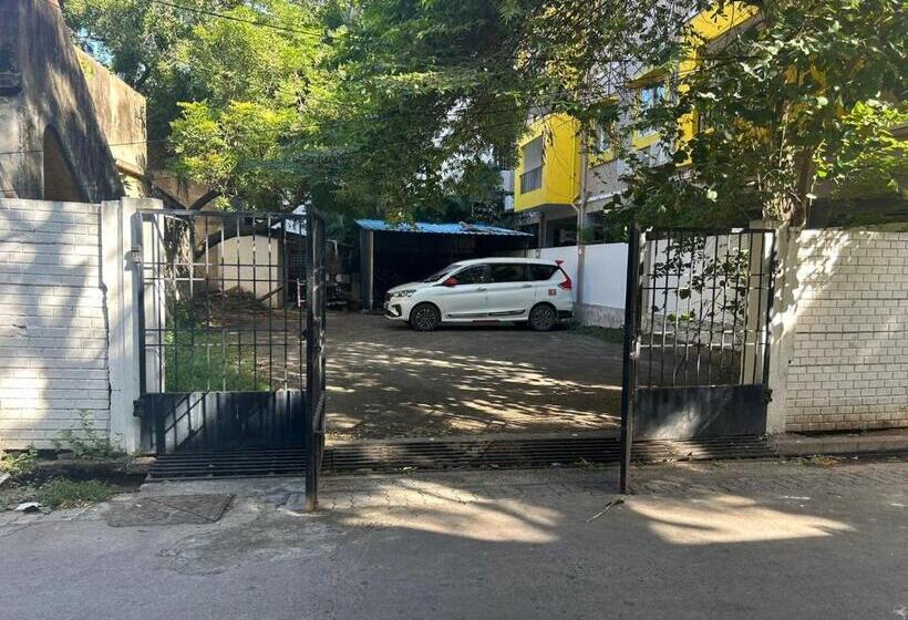 اتاق لوکس با بالکن, Kariappa House
