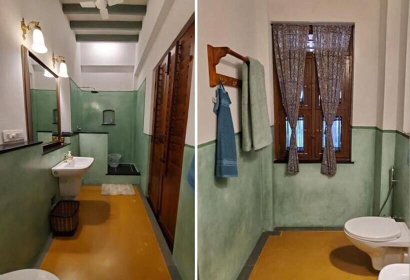 اتاق لوکس با تخت بزرگ, Kariappa House