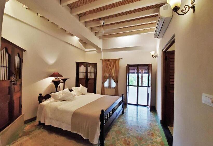 اتاق لوکس با تخت بزرگ, Kariappa House